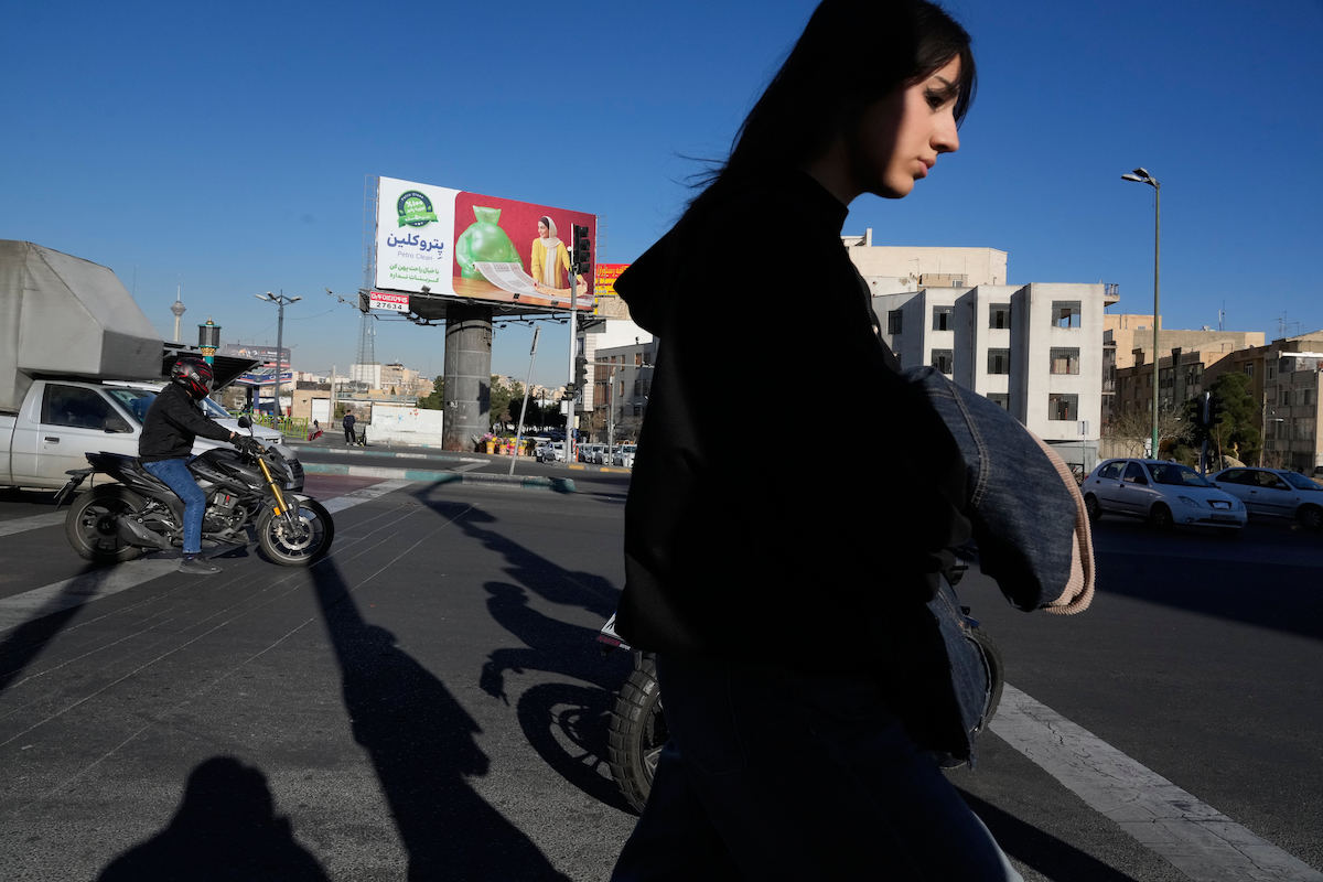 Una donna a Teheran, 26 febbraio 2026 (AP Photo/Vahid Salemi)