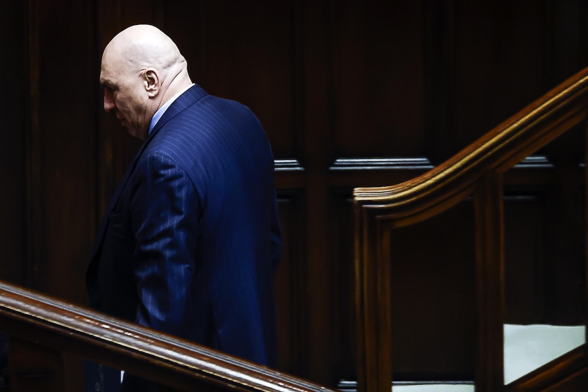 La versione di Crosetto sul suo viaggio a Dubai non sta in piedi