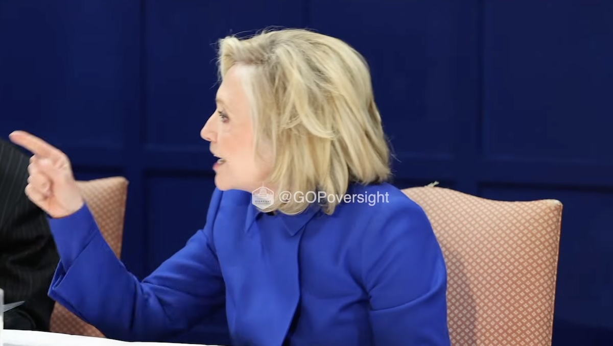 Il video di Hillary Clinton che si arrabbia per la pubblicazione di una sua foto durante l’udienza a porte chiuse su Epstein