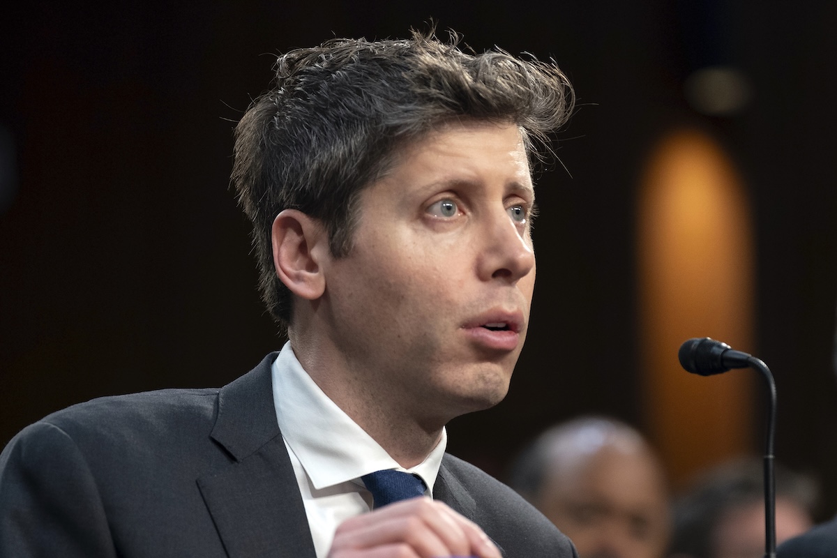 OpenAI ha modificato il contratto con il Pentagono per assicurarsi che i suoi software non siano usati per sorvegliare i cittadini