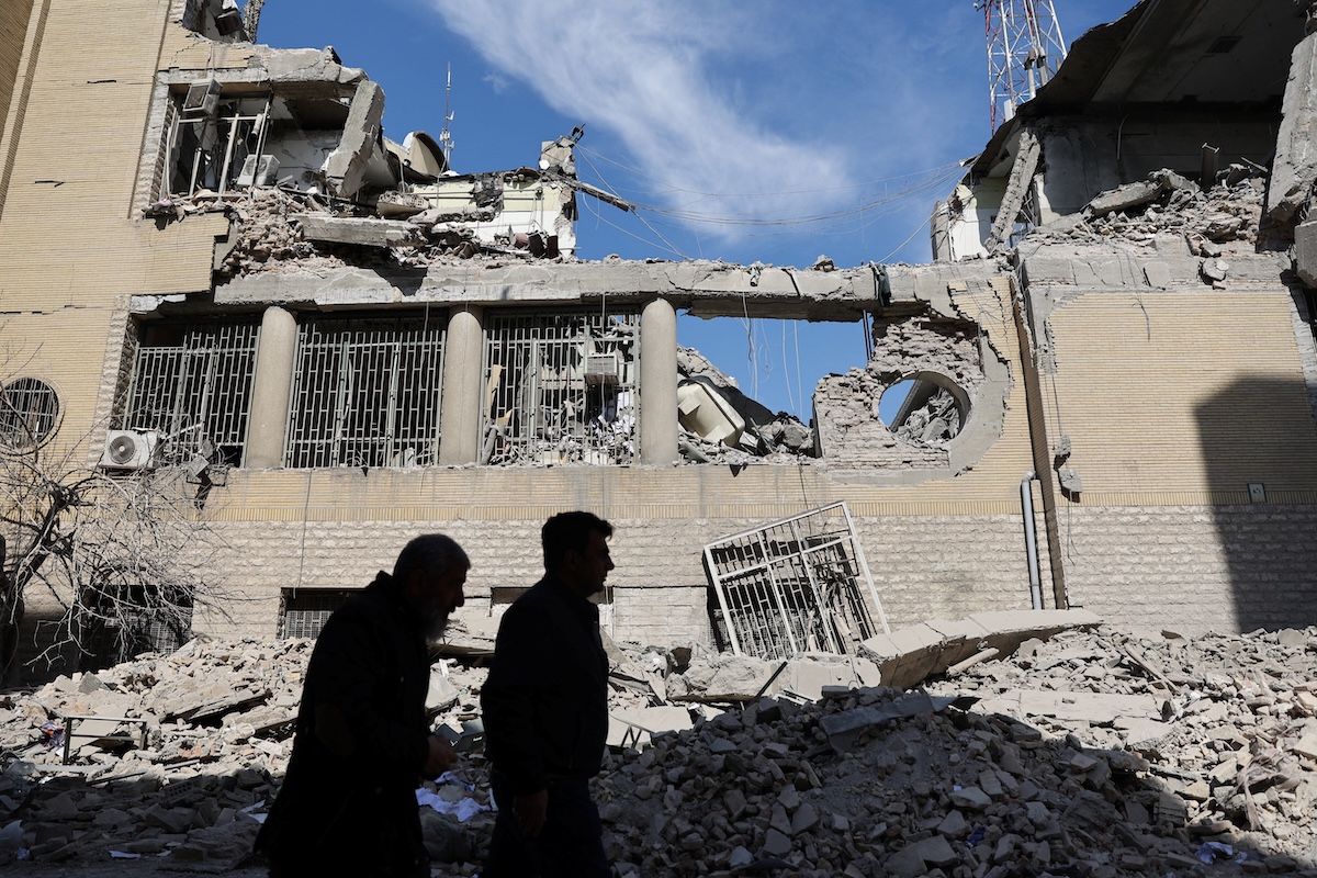 Israele e Stati Uniti bombardano le sedi delle forze di sicurezza iraniane