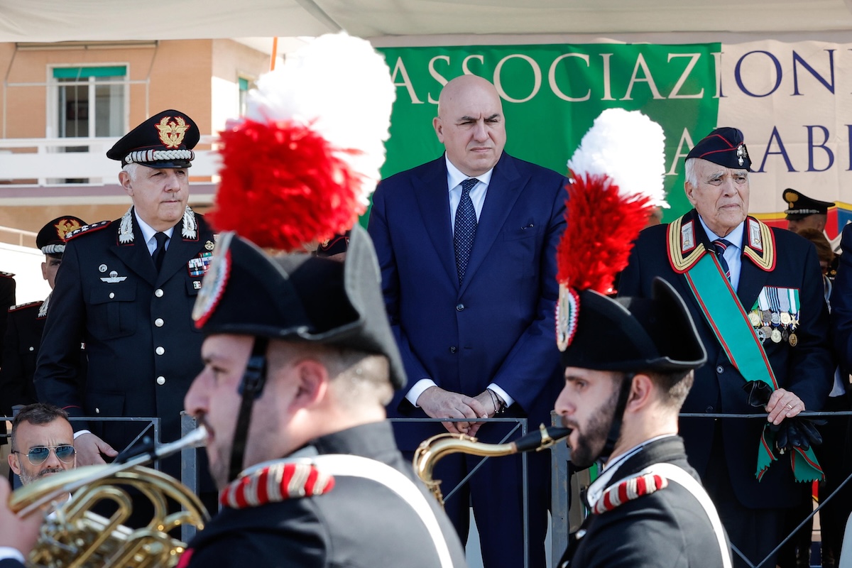 Non è normale che il ministro Crosetto viaggi da anni senza scorta