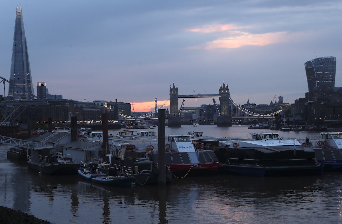 Nel Regno Unito sono stati arrestati tre uomini accusati di spionaggio per la Cina, uno è il marito di una deputata laburista