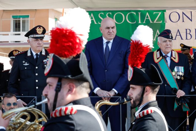 Non è normale che il ministro Crosetto viaggi da anni senza scorta