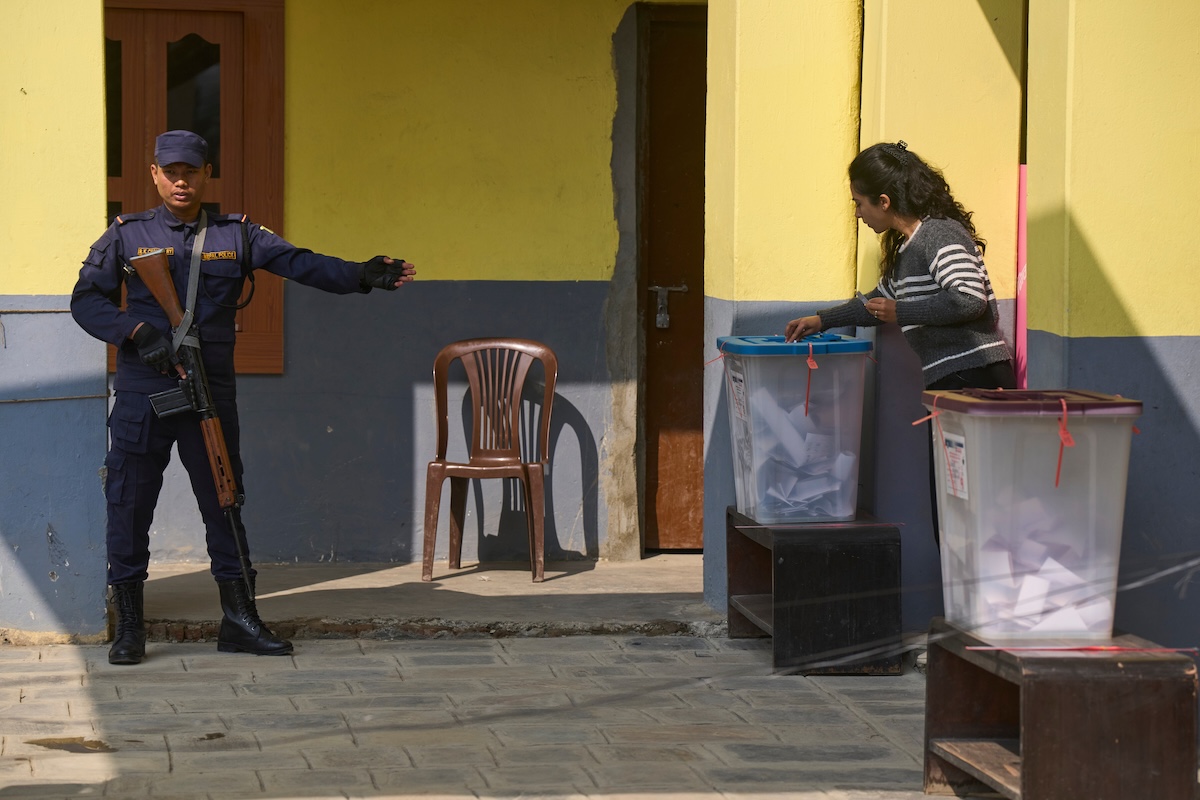 Oggi ci sono le elezioni parlamentari in Nepal, le prime dalle proteste di settembre che costrinsero il governo a dimettersi