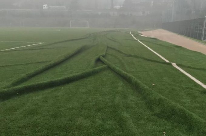 Il campo da calcio a Potenza rovinato dall’elicottero del ministro Nordio