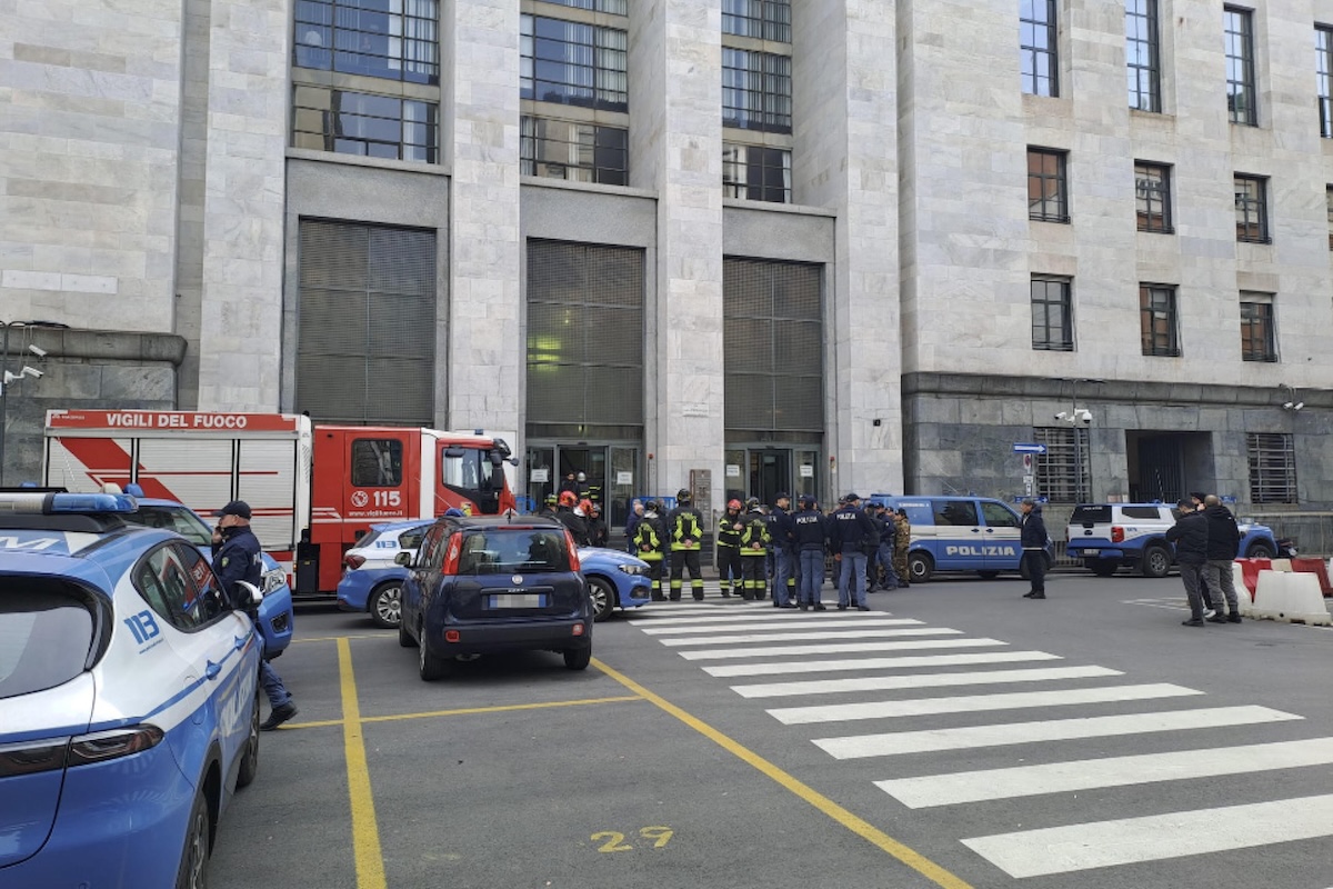 Il tribunale di Milano è stato evacuato per un allarme bomba