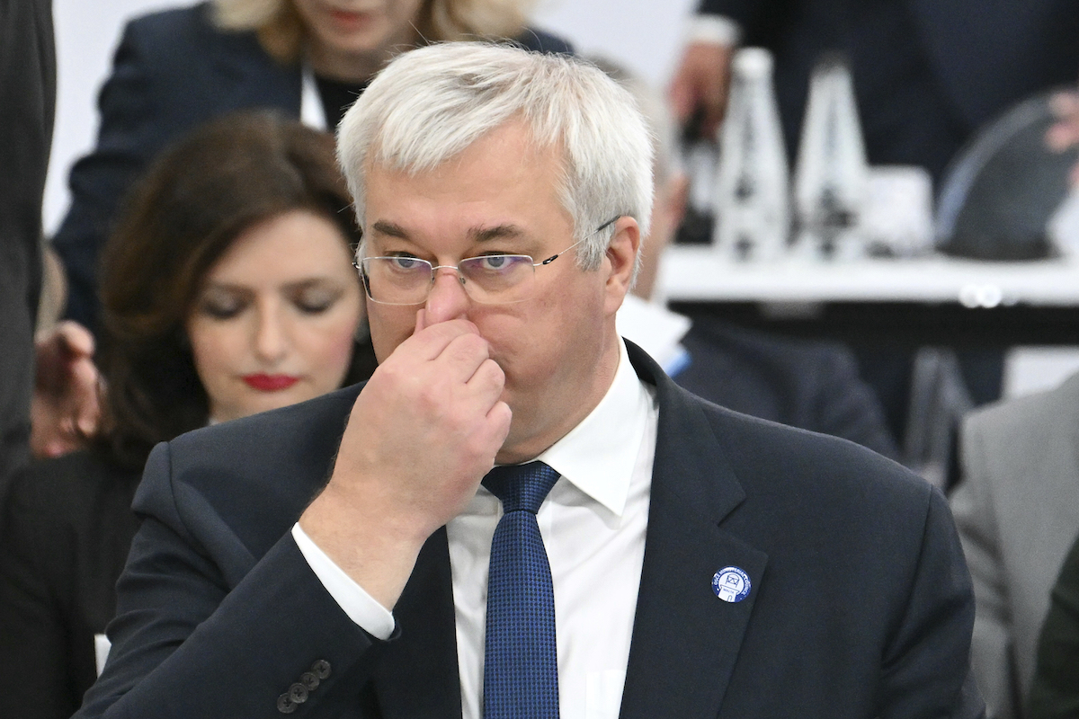 L’Ungheria ha detto che espellerà i sette dipendenti di una banca statale ucraina che aveva fermato con l’accusa di riciclaggio