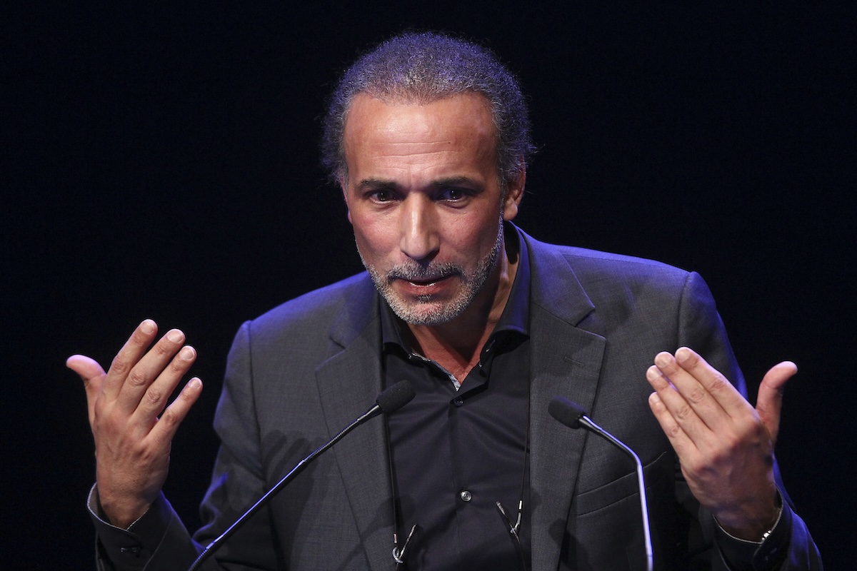 La Francia ha emesso un mandato d’arresto per l’islamologo Tariq Ramadan: non si è presentato al processo per stupro contro di lui
