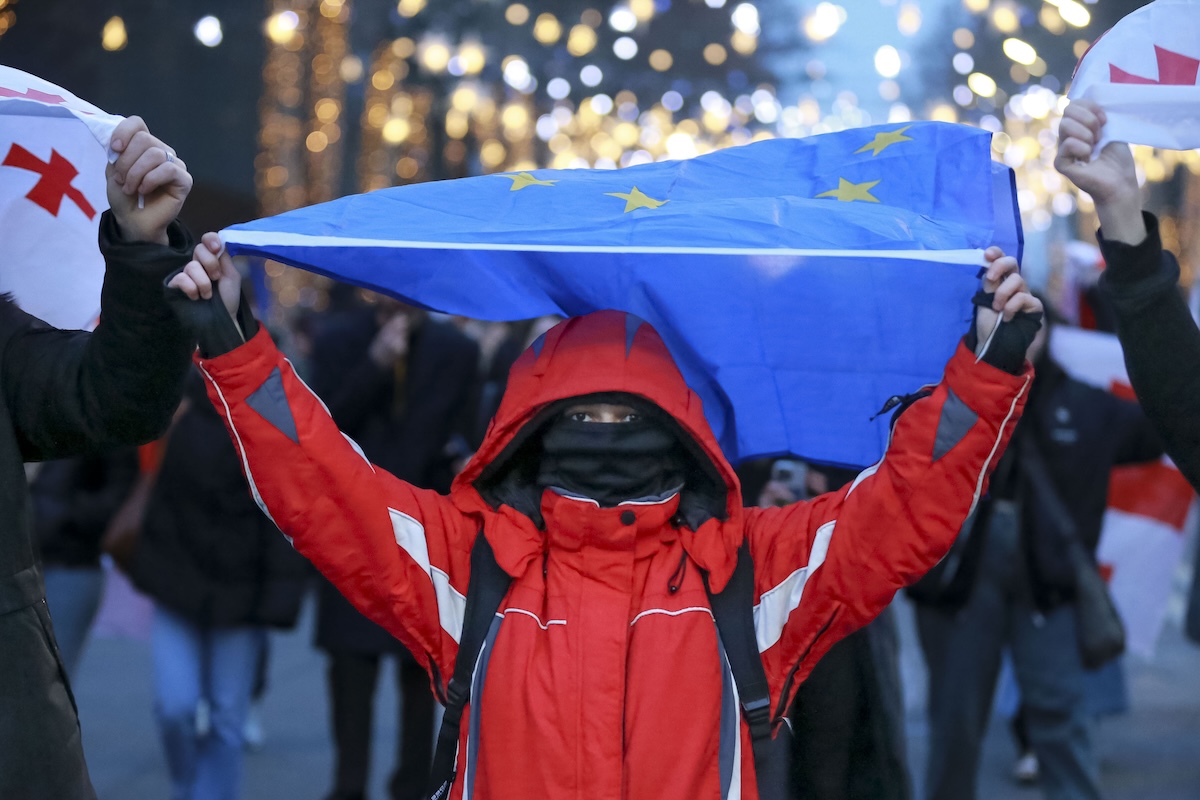 La Commissione Europea ha sospeso l’esenzione dal visto per i diplomatici e i funzionari georgiani