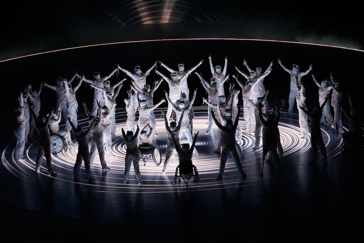 Ballerine e ballerini durante la cerimonia di apertura delle Paralimpiadi all'Arena di Verona, 6 marzo 2026 (AP Photo/Luca Bruno)