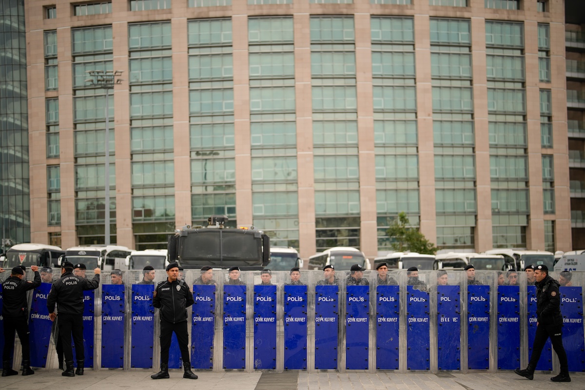 La polizia fuori da un tribunale di Istanbul dove, lo scorso 26 ottobre, stava venendo interrogato Imamoglu
