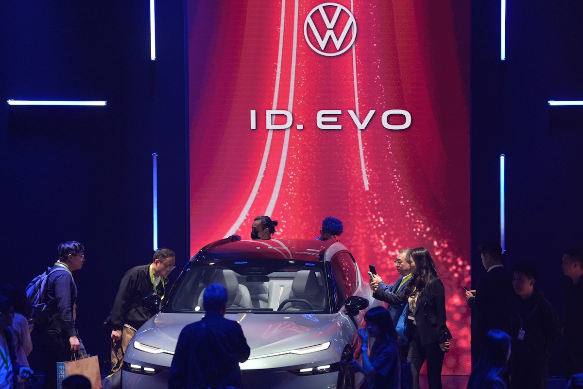 Volkswagen prevede di licenziare 50mila persone entro il 2030 per ridurre i costi 