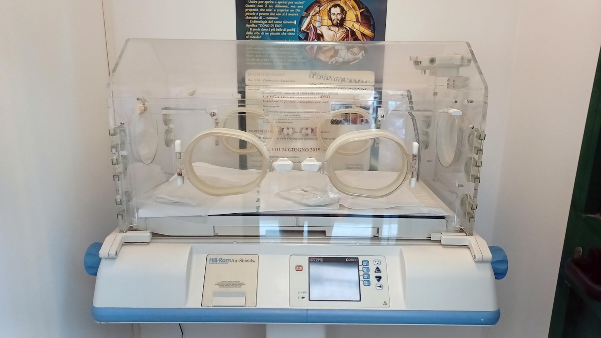 Don Antonio Ruccia, indagato per la morte di un neonato nella culla termica a Bari, ha patteggiato un anno di carcere