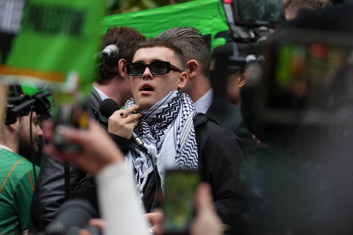 È stata confermata l’archiviazione dell’accusa di terrorismo contro Liam Og Ó hAnnaidh del trio rap nordirlandese dei Kneecap