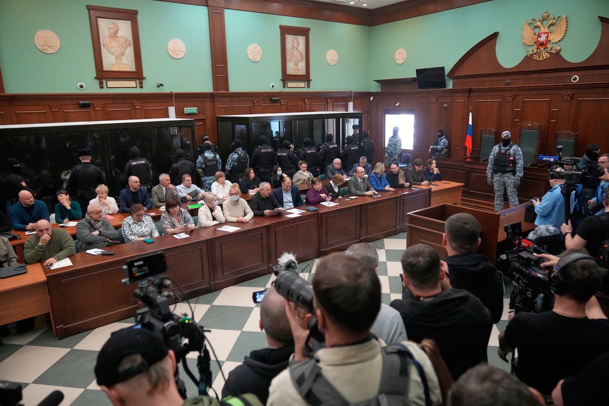 Un tribunale russo ha condannato 15 persone all’ergastolo per la strage del 2024 al Crocus City Hall di Mosca