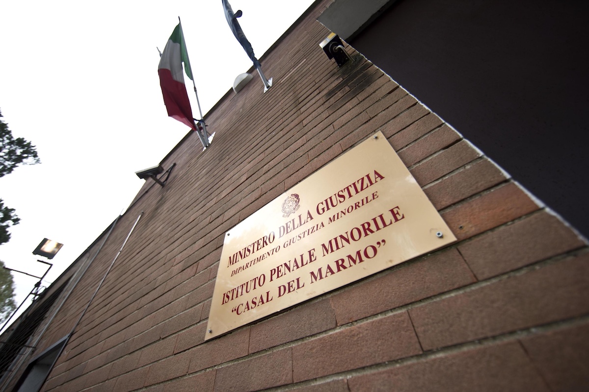 Dieci poliziotti sono indagati per le violenze commesse su alcuni detenuti nel carcere minorile di Casal del Marmo a Roma