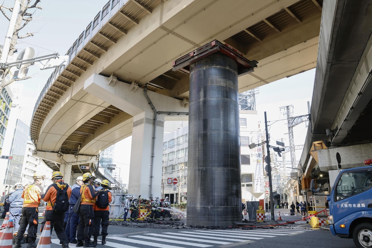 Un tubo di metallo alto 13 metri spuntato dall’asfalto nel mezzo di un incrocio a Osaka