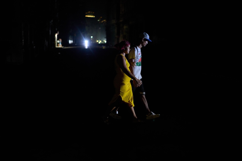 Due persone durante un blackout all'Avana, Cuba, 4 marzo 2026 (AP Photo/Ramon Espinosa)