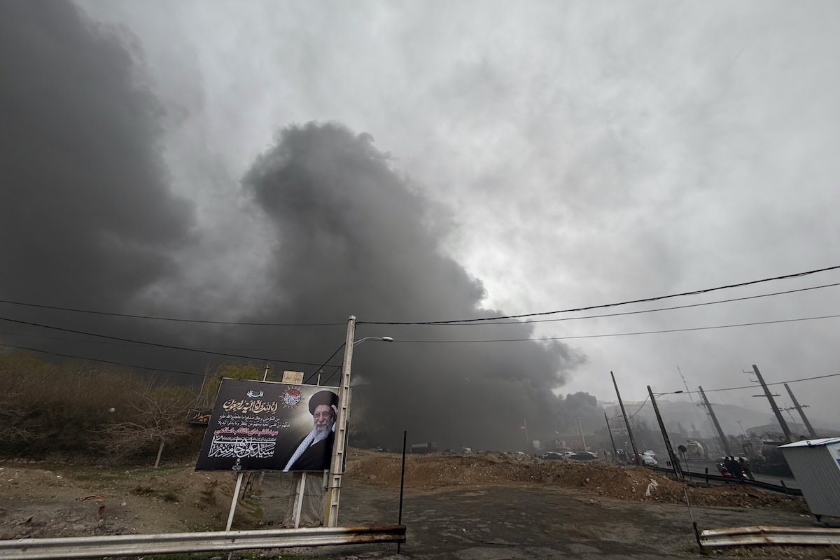 Una nuvola nera su Teheran dopo un bombardamento, 8 marzo 2026 (AP Photo/Vahid Salemi)