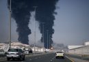 Due colonne di fumo si sollevano dal punto in cui un drone iraniano ha colpito una raffineria (AP Photo/Altaf Qadri)