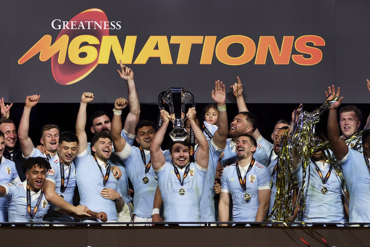 Antoine Dupont, uno dei migliori rugbisti al mondo, alza la coppa del Sei Nazioni (David Rogers/Getty Images)