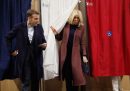 Il presidente francese Emmanuel Macron e sua moglie Brigitte lasciano la cabina elettorale dopo aver votato per il primo turno delle elezioni amministrative nel comune dove hanno la residenza (AP Photo/Jean-Francois Badias, Pool)