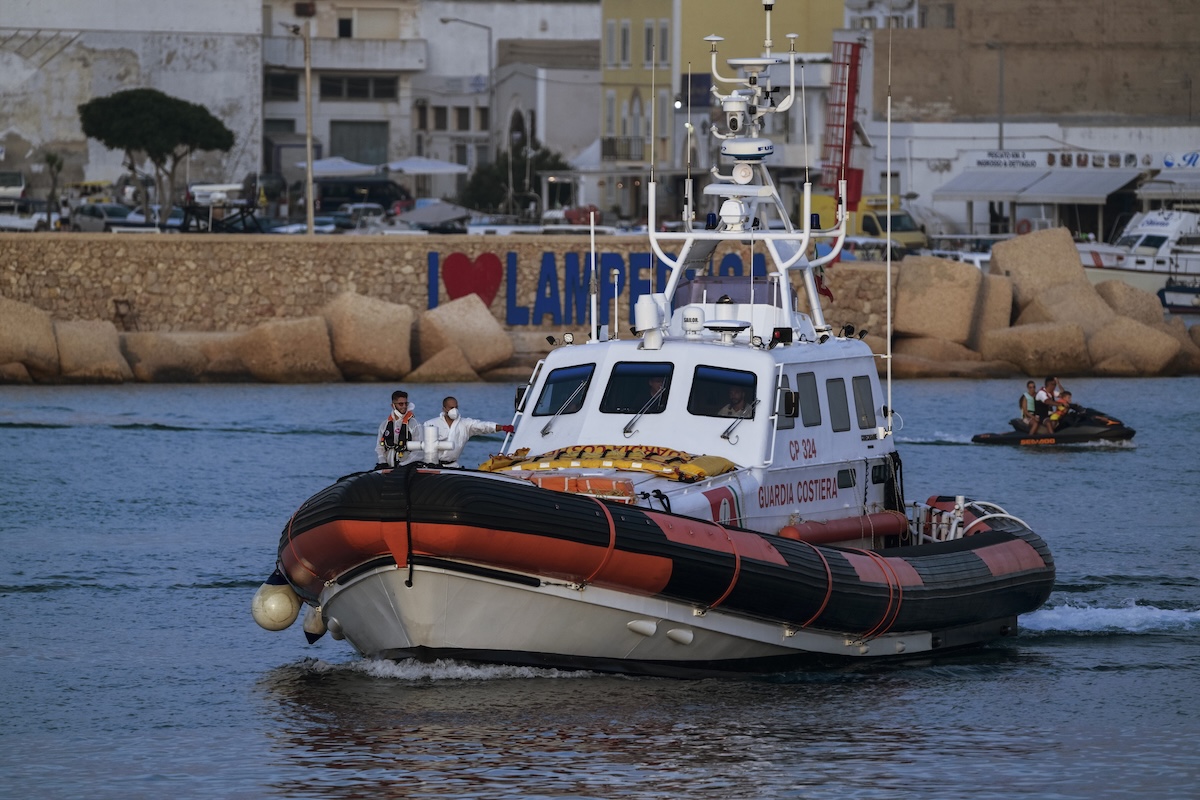 Un bambino è disperso dopo il naufragio di uno dei 7 barconi con a bordo persone migranti soccorse sabato a Lampedusa