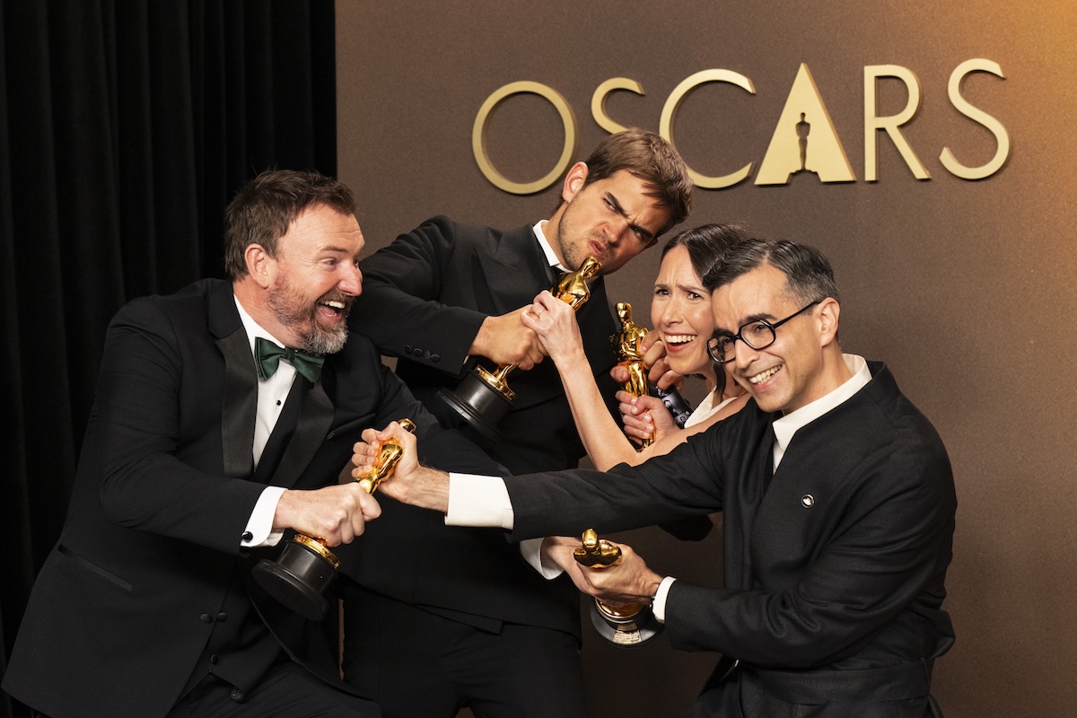 Da sinistra a destra: Jack Piatt e Sam A. Davis, rispettivamente produttore e regista di The Singers, e Natalie Musteata e Alexandre Singh, autori e registi di Two People Exchanging Saliva (Ser Baffo/Disney via Getty Images)