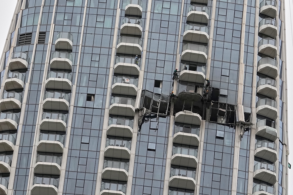 Un palazzo a Dubai colpito da un drone, 12 marzo 2026 (AP Photo/Fatima Shbair)