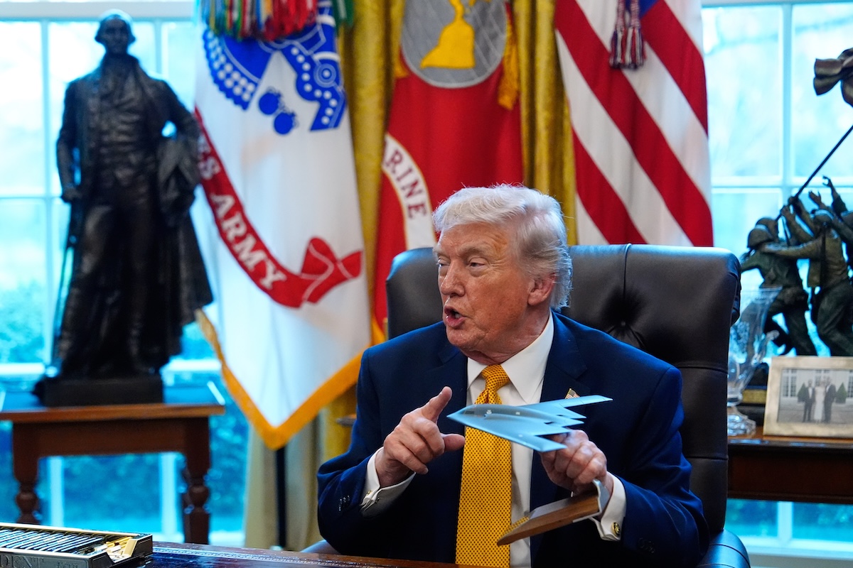 Trump col modellino di un bombardiere statunitense B-2, nello Studio Ovale della Casa Bianca