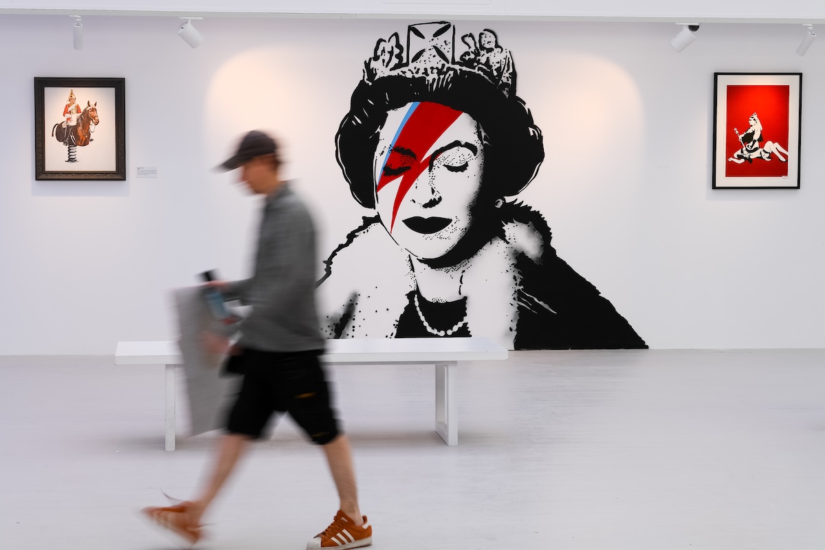 Una nota opera di Banksy, con la regina Elisabetta nei panni di David Bowie