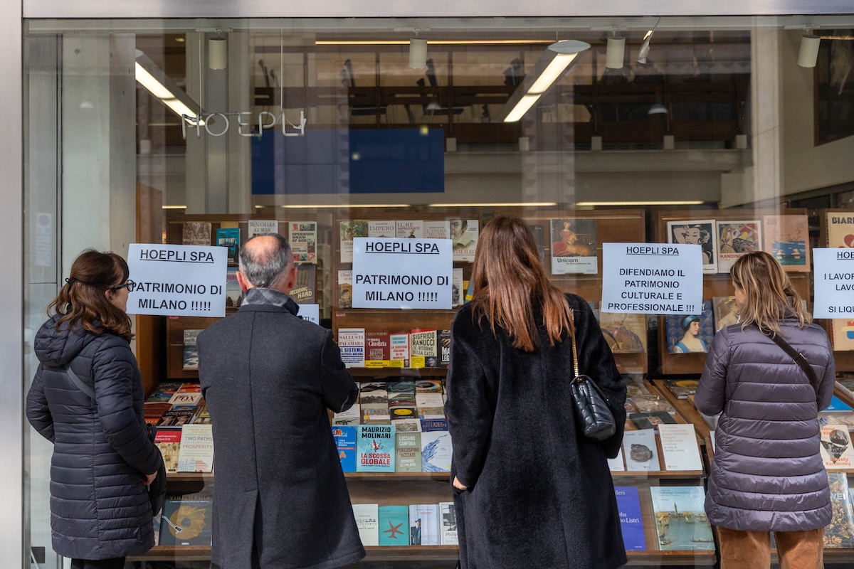 La fine della libreria Hoepli di Milano