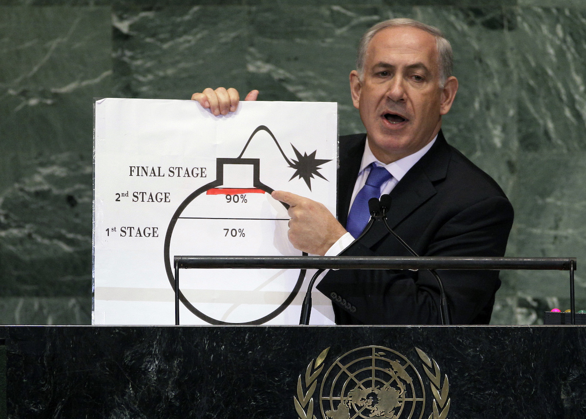 Nel settembre del 2012, in un celebre discorso all'Assemblea generale dell'ONU, Netanyahu disse che l'Iran era vicinissimo a ottenere la bomba atomica (AP Photo/Richard Drew, File)