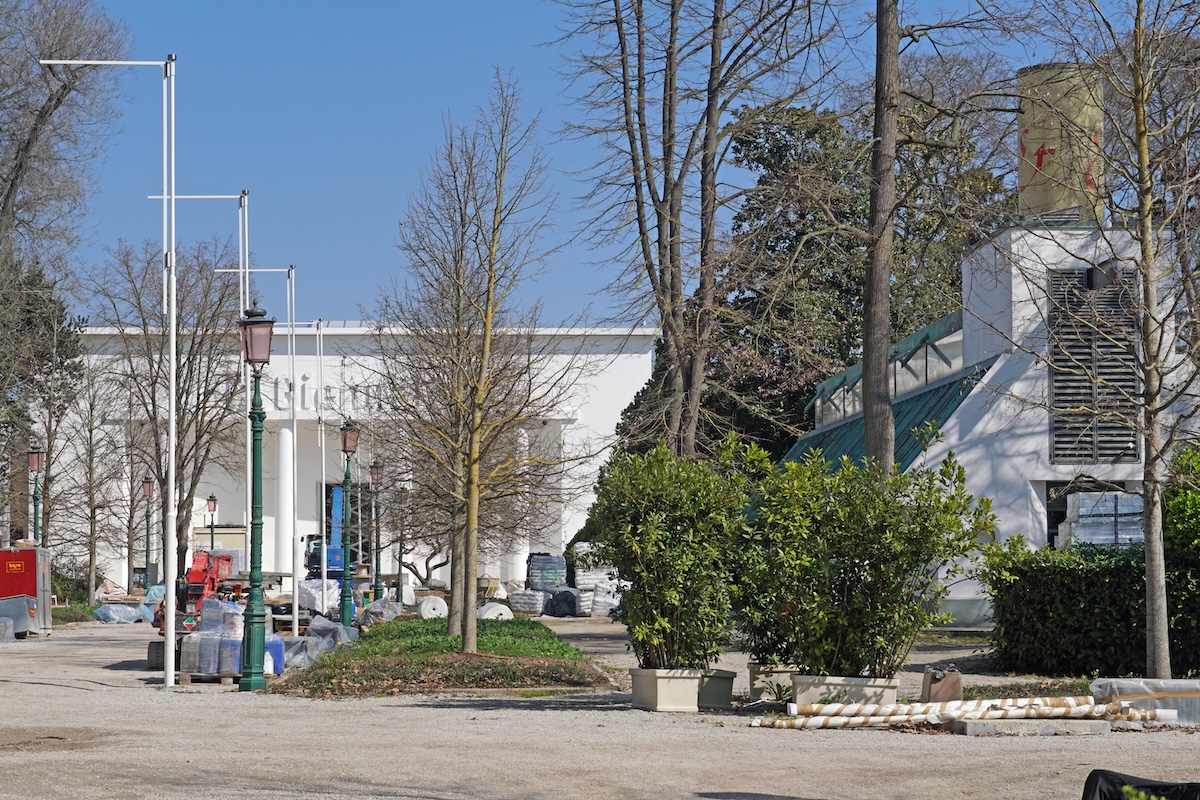 C’è un incendio alla Biennale di Venezia: è stato danneggiato il padiglione della Serbia