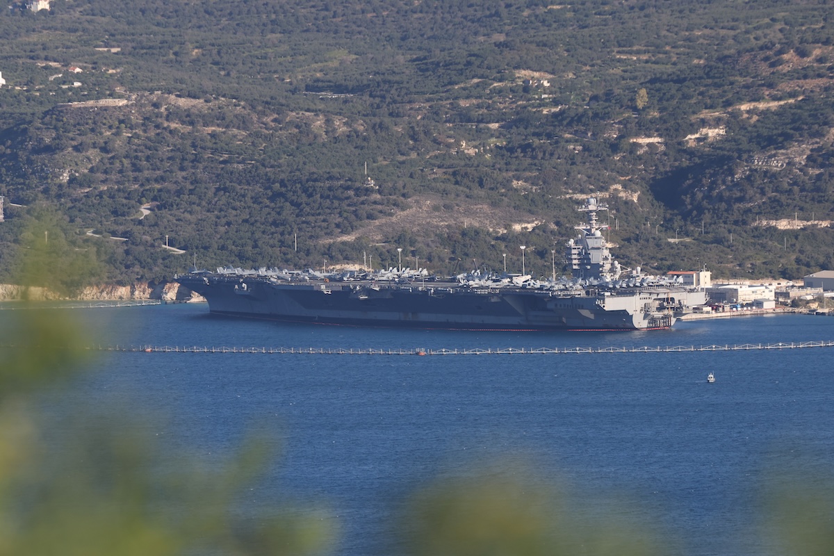 I molti problemi della più grande portaerei statunitense