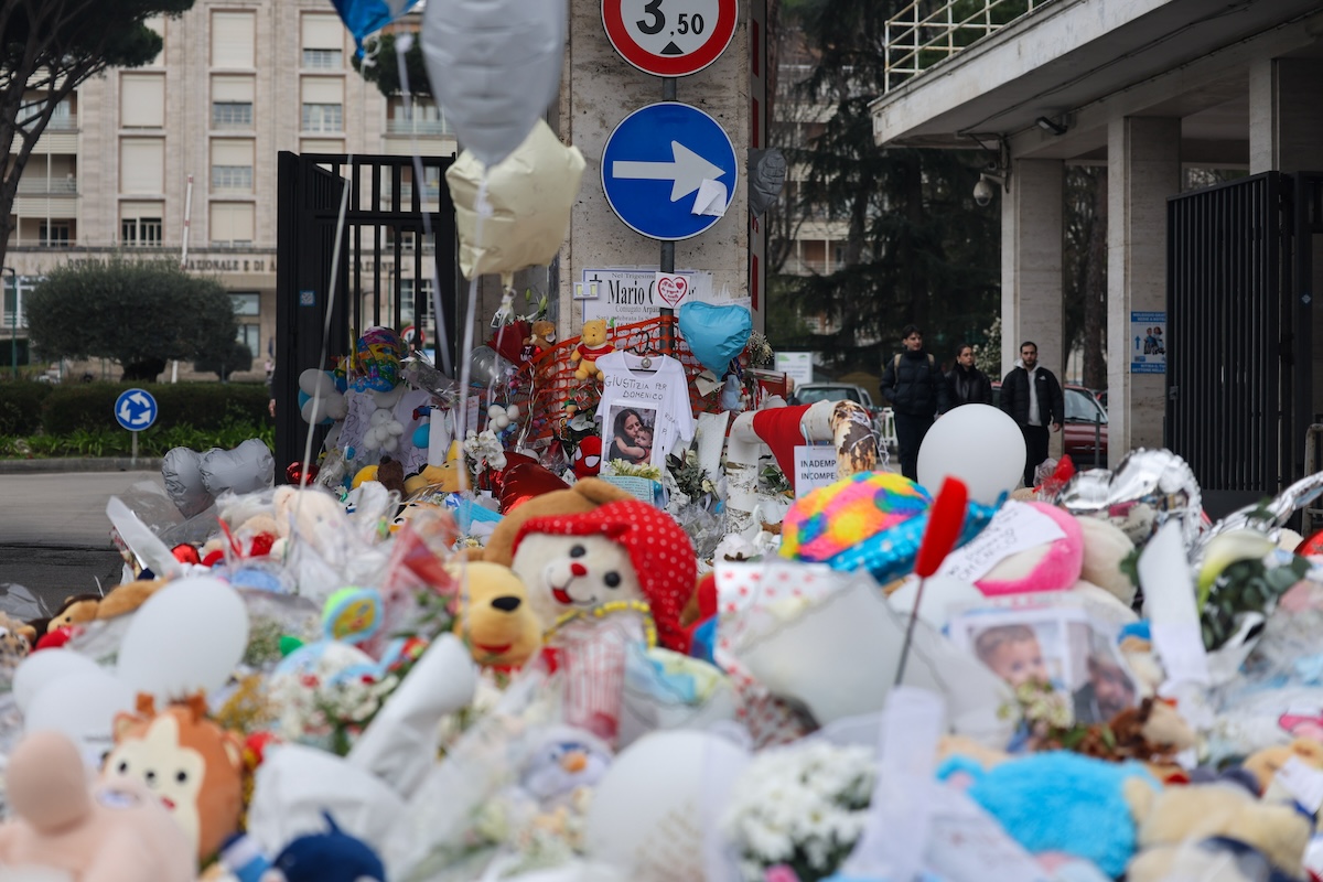 Due medici coinvolti nel caso del trapianto di cuore sbagliato a Napoli sono accusati anche di aver falsificato una cartella clinica 