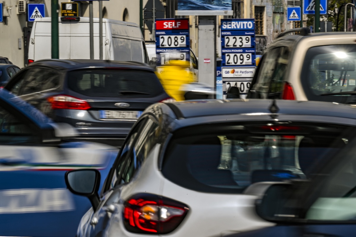 Il governo ha approvato un decreto per ridurre il prezzo dei carburanti