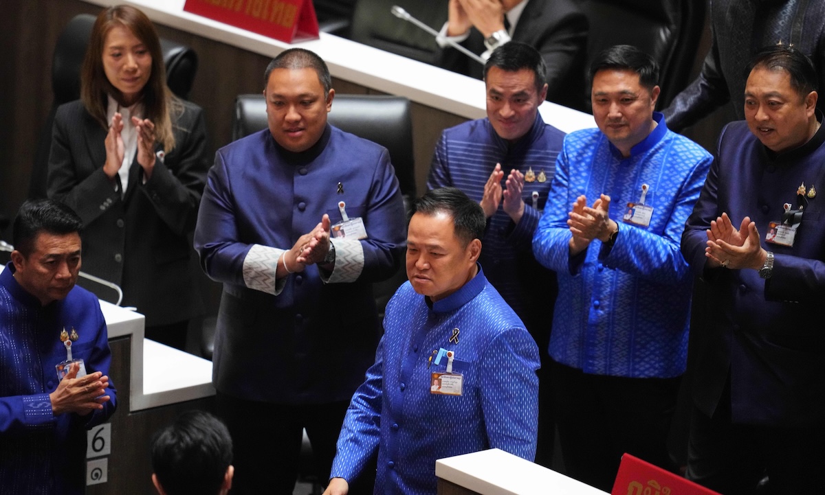 Il primo ministro thailandese è stato riconfermato dal parlamento, dopo che il suo partito aveva vinto le elezioni