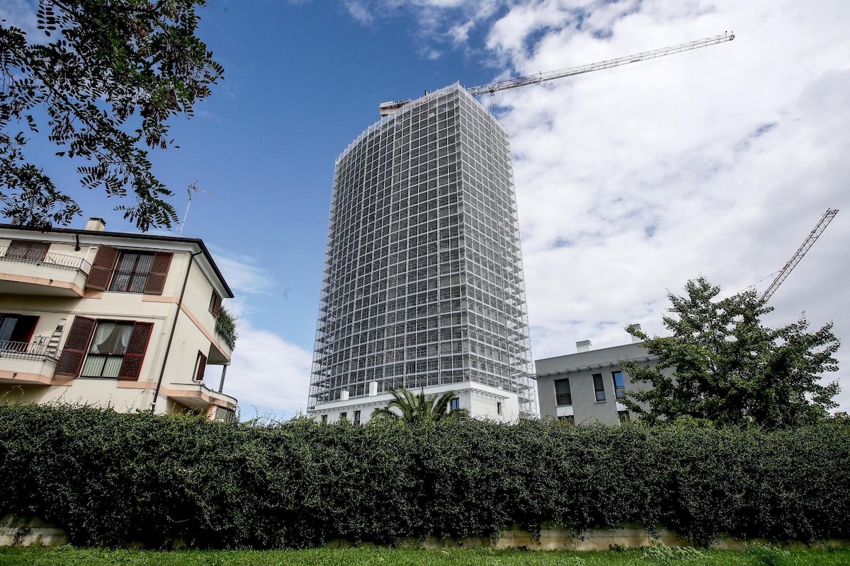 Il tribunale di Milano ha condannato nove persone per l’incendio del 2021 alla Torre dei Moro