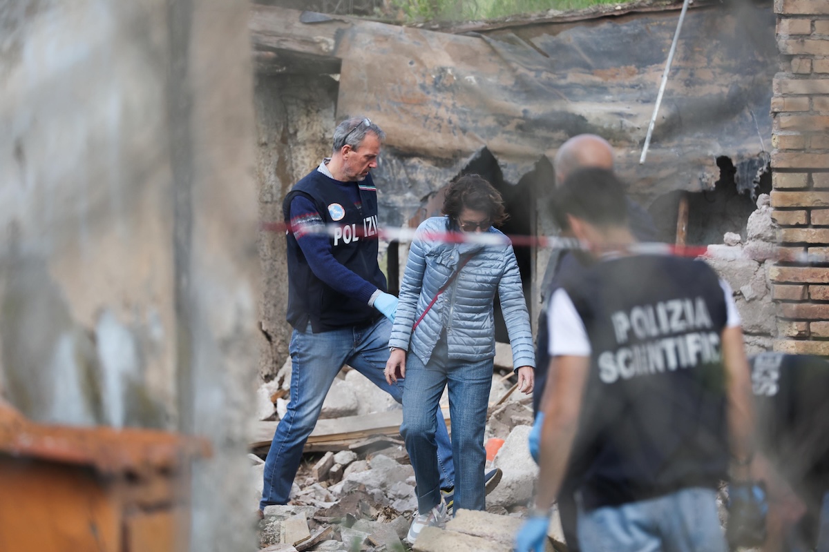 La procura di Roma ha aperto un’inchiesta sull’esplosione in un casolare abbandonato in cui sono morte due persone