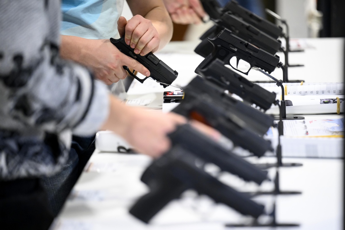 La Svizzera ha interrotto la vendita di armi agli Stati Uniti per via della guerra in Medio Oriente