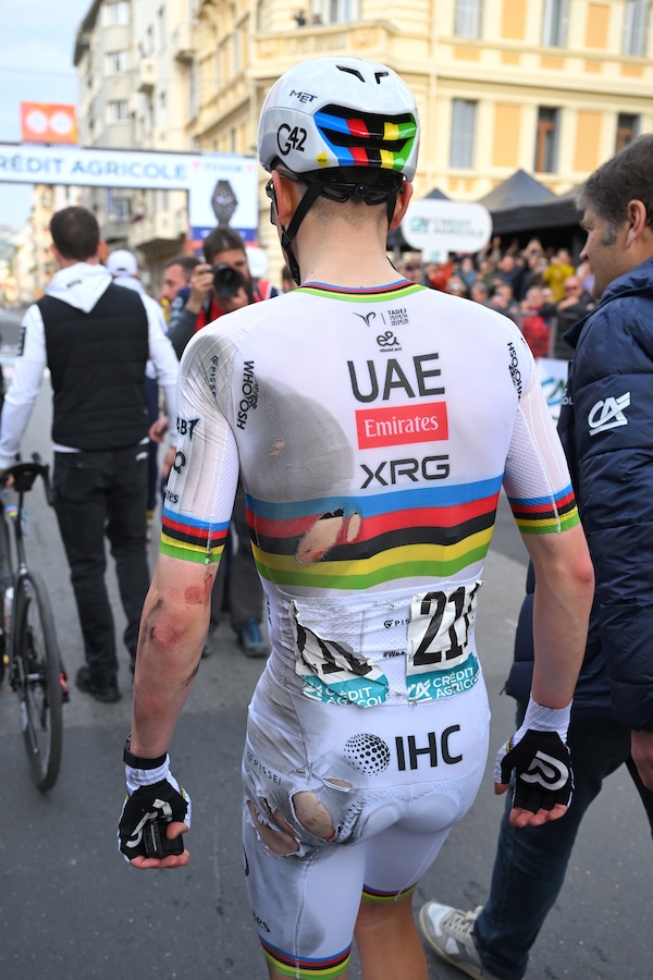 La divisa di Pogacar rotta sulla schiena e sul gluteo sinistro a causa della caduta in gara