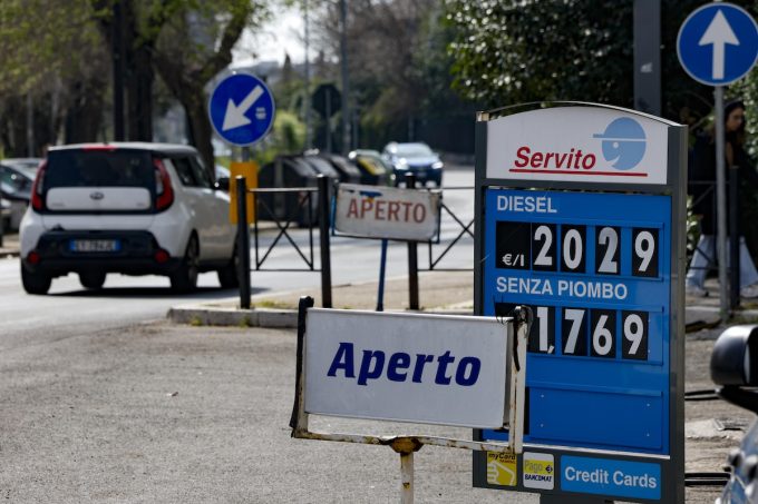 Si comincia a vedere il primo calo dei prezzi dei carburanti