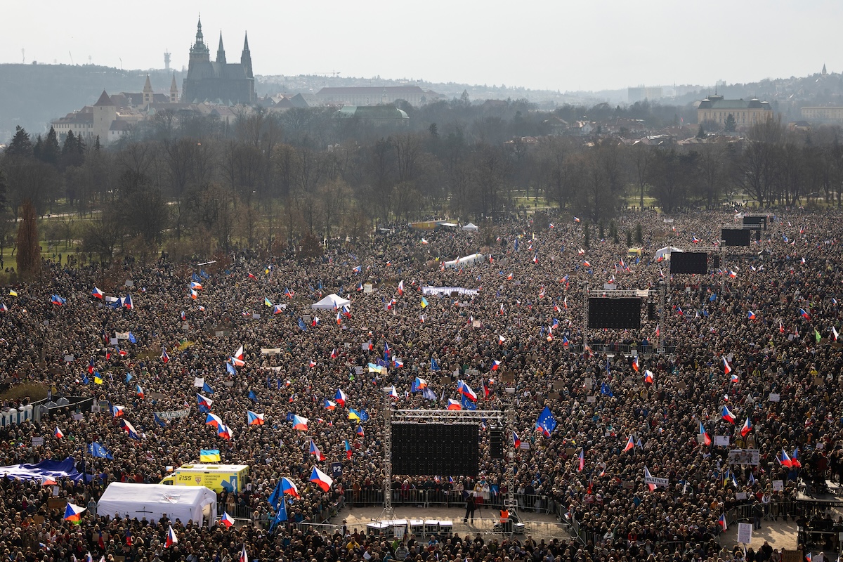 A Praga decine di migliaia di persone hanno manifestato contro il governo di Andrej Babis
