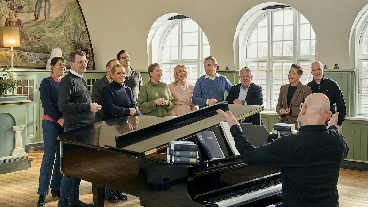 Un momento del programma in cui i leader cantano in coro (© TV 2 DANMARK)