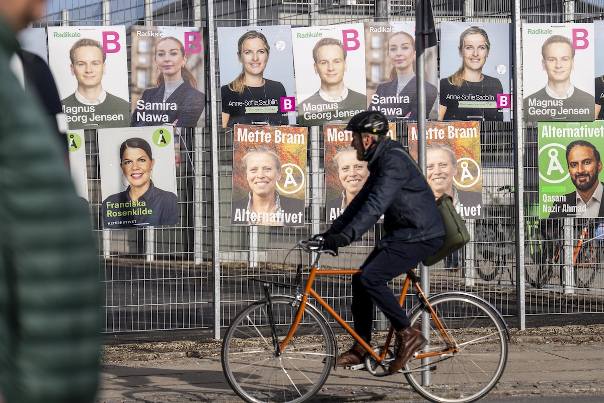 Manifesti elettorali a Copenhagen, il 4 marzo (EPA/IDA MARIE ODGAARD)