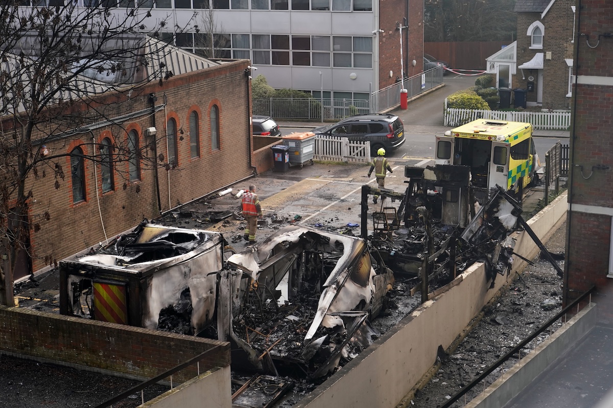 Le ambulanze bruciate nel quartiere Golders Green, Londra, 23 marzo(AP Photo/Alberto Pezzali)