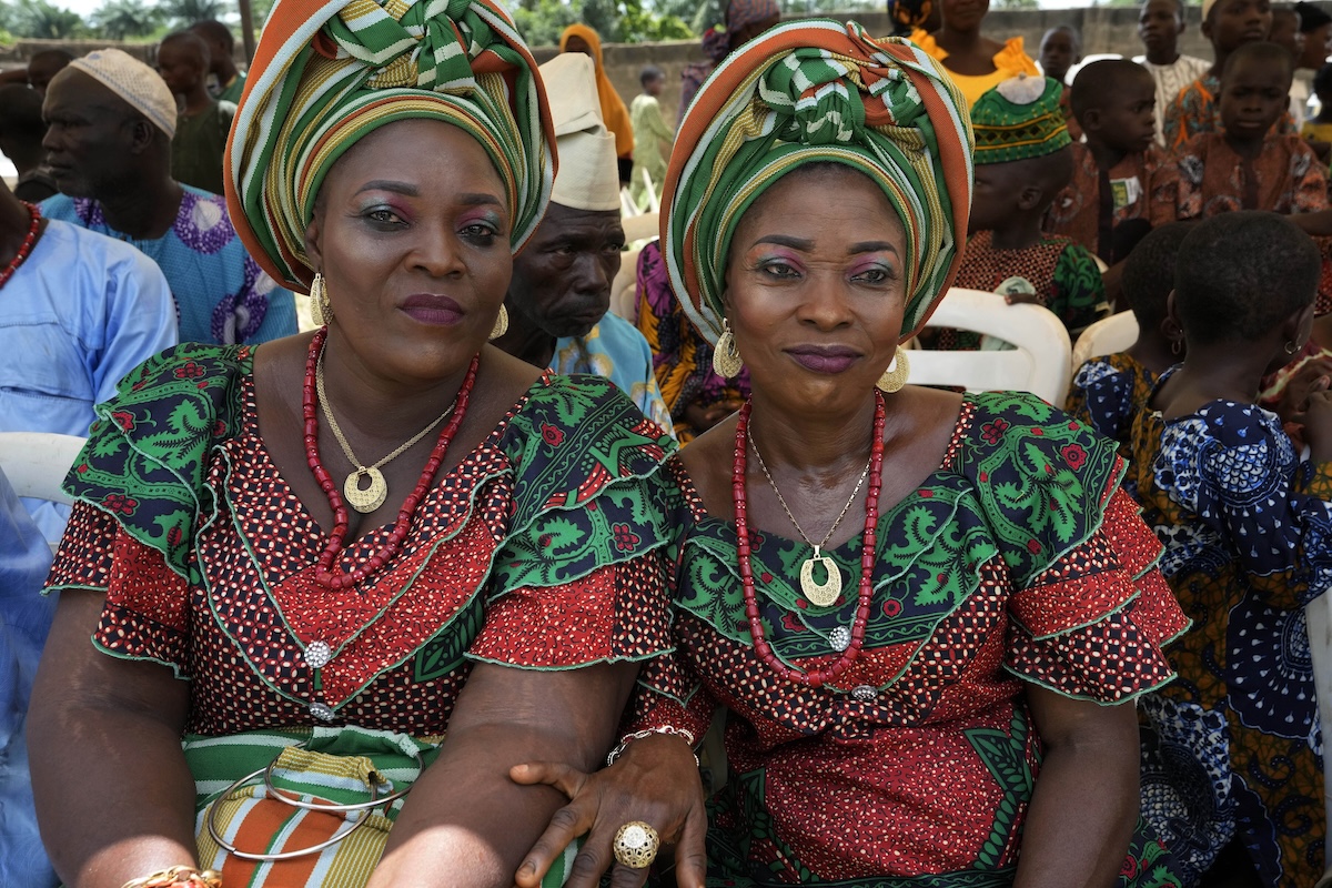 Due donne gemelle vestite allo stesso modo