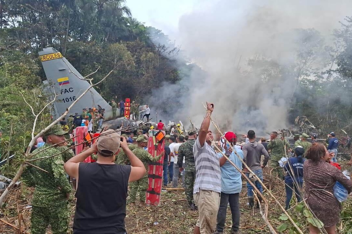 Persone attorno ai detriti dell'aereo precipitato a Puerto Leguizamo, Colombia, 23 marzo 2026 (MiPutumayo via AP)